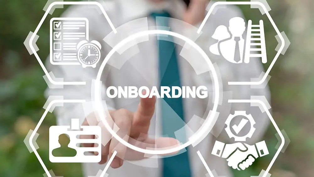 Como posso automatizar corretamente o onboarding de clientes?
